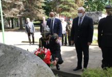 Kwiaty i znicze w hołdzie powstańcom