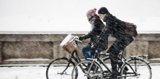 Sezon rowerowy trwa cały rok – porady, jak jeździć rowerem zimą