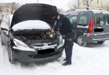 Strażnicy miejscy pomagają uruchomić samochód