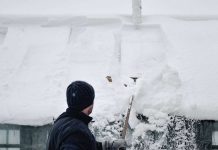 Pamiętajmy o usuwaniu śniegu z dachów