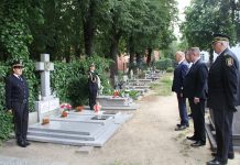 Kwiaty i znicze w hołdzie powstańcom