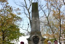 Kwiaty i znicze pod pomnikiem żołnierzy austriackich