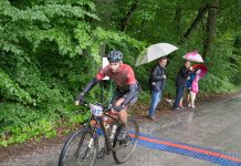 Zawodnik tczewskiej Grupy Kolarskiej Gryf na podium