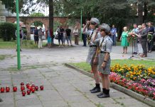 Kwiaty i znicze w hołdzie powstańcom