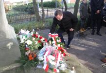 Kwiaty przy pomniku żołnierzy austriackich w Tczewie