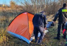 Opuścili koczowisko – zostawili bałagan