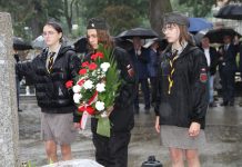 Kwiaty i znicze w hołdzie powstańcom