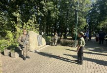 Kwiaty i znicze w hołdzie powstańcom