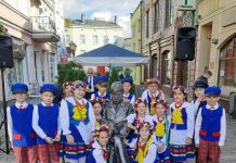 Spotkanie przy ławeczce Romana Landowskiego rozpoczęło XVI Festiwal Twórczości Kociewskiej