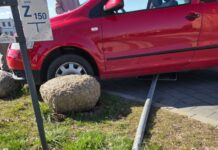 Uderzyła w znak drogowy – poniesie konsekwencje prawne